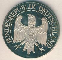 NSZK 1982. "Helmut Schmidt" Ag 47,9g emlékérem T:PP