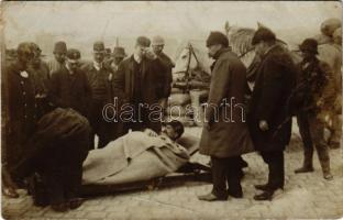 Sérült magyar katona / Hungarian injured soldier. photo (EB)