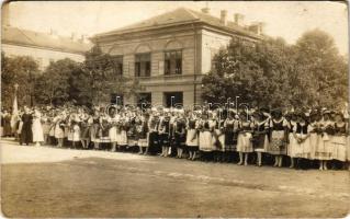 1921 Sopron, ünnepség, Bocskai magyar ruhás lányok középen és más díszruhások. Schäffer Ármin (Budapest) 1917/18. photo (EK)