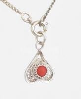 Ezüst(Ag) nyaklánc korall díszítéssel, filigrán medállal, jelzett, h: 42 cm, bruttó: 3,3 g