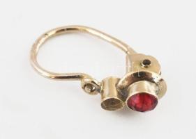 14K arany (Au) fülbevaló pár kis méretű, egy kő hiánnyal, jelzett, br 0,97 g