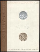 1996 Atlanta, The Centennial of the Modern Olympic Games / Le Centenaire des Jeux Olympiques Modernes. Az atlantai olimpiát ismertető, képekkel gazdagon illusztrált, angol és francia nyelvű kiadvány. Kiadói papírkötés, a borítón némi kopással, 56 p.