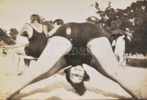 1929 Budapesti és egyéb strandokon, fürdőkben fényképező fotográfus, Rötzer Henrik 27 db fotója, 4,5...