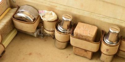 Régi bőr utazó pipere bőrönd, pipere szerekkel, hozzá Siemens borotvaélező, bőr házipapucs tartóval,...