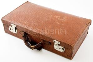Régi bőr utazó pipere bőrönd, pipere szerekkel, hozzá Siemens borotvaélező, bőr házipapucs tartóval,...