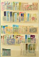 Több mint 1000 darab vegyes külföldi bélyeg A4-es berakóban, benne sok tengerentúli, Korea, francia gyarmatok, Vietnam stb. Sok másodpéldánnyal.