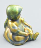 Zsolnay kisplasztika - üldögélő kendős kislány. Terv.: Sinkó András, eozin mázakkal festett öntött f...