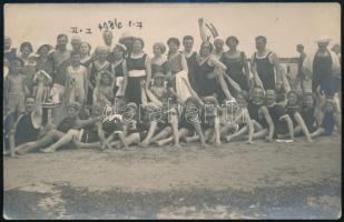 cca 1910 Grado, fürdőzők csoportképe, fotólap Photohaus Adria, Grado, 9×14 cm