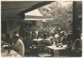 Miskolc, Beim Heurigen in einer Gastwirtschaft am Avas / Avasi vendéglő kerthelyisége, Kovács Károly reklám, zenészek az étterem udvarán. photo (non PC) (13,9 x 9,6 cm)