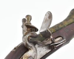 Trombon pisztoly replika. Fa, bronz, fém, korának megfelelő állapotban, h: 35 cm