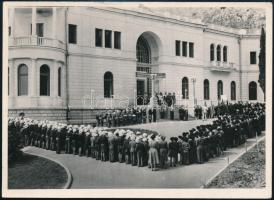 cca 1965 Hurzuf/Gurzuf (Krím-félsziget), Jurij Gagarin szovjet űrhajós ünneplésére összegyűlt tömeg a Szuuk-Szu Palota előtt, fotó, 18x13 cm / cca 1965 Hurzuf/Gurzuf (Crimea), crowd gathered for the celebration of Yuri Gagarin Soviet astronaut in front of Suuk-Su Palace, photo