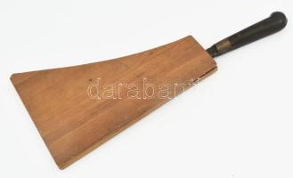 India, XX. sz., Díszbárd, fa tartóban, kopott, h: 40 cm