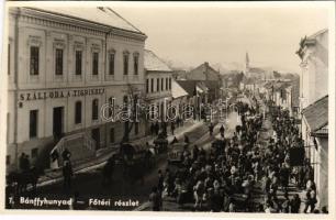 Bánffyhunyad, Huedin; Fő tér télen, Szálloda a Tigrishez / main square in winter, hotel (vágott / cut)