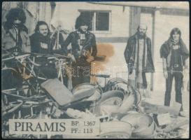 A Piramis együttes tagjai által aláírt újságból kivágott fotó 14x11 cm