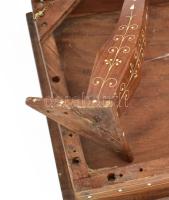 Marokkó, XX. sz. második fele, Kis asztal. Csont berakásokkal díszítve, két lába sérült. Kopással, 6...