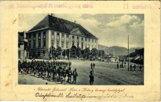 1910 Jolsva, Jelsava; Fő tér, Koburg hercegi kastély, katonák. W.L. Bp. 2585. / main square, castle, marching soldiers (fl)