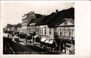 Kolozsvár, Cluj; Unio utca, Kalmár Ferenc, Radó Sándor üzlete, Anny illatszertár, autóbusz / street view, shops, autobus. photo (EK)