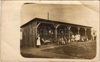 1915 Besztercebánya, Banská Bystrica; Országos Hadigondozó Hivatal telepe, tüdőszanatórium barakk, sérült katonák orvosokkal / military sanatorium, injured soldiers with doctors. photo + "Besztercebánya Rokkantak Gyógyintézete" (fa)