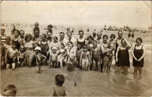 Siófok, fürdőzők csoportja a Balatonban. Nagy István photo (EK)