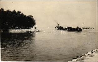 Balatonboglár, gőzhajó. Libschütz József photo (szakadás / tear)