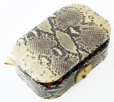 Ékszeres doboz vegyes bizsu ékszerekkel 10x16 cm