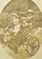 cca 1915-1936 IV. Károly magyar királyt és fiát, Habsburg Ottót bemutató fotóalbum, főként beragaszt...