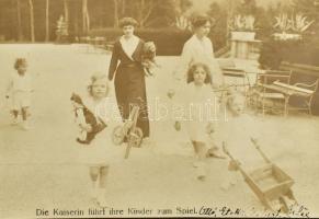 cca 1915-1936 IV. Károly magyar királyt és fiát, Habsburg Ottót bemutató fotóalbum, főként beragaszt...