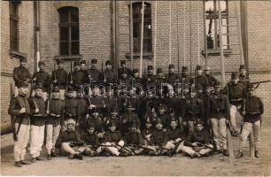 Osztrák-magyar katonák csoportképe fegyverekkel / K.u.k. Militär Soldaten / Austro-Hungarian military group photo, soldiers with their guns. Schäffer Armin photo 1911