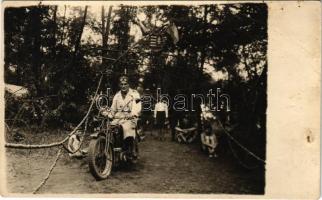 Férfi motorkerékpárral / Man with motorcycle. photo (EB)