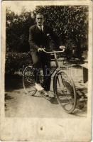 Férfi kerékpárral / Man with bicycle. photo (fl)