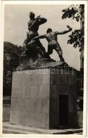 Budapest V. Volt 1. honvéd és 1. népfölkelők gyalogezredének emlékműve a Fővám téren. Márton Ferenc és Siklódy Lőrinc alkotása, Hölzel Gyula felvétele