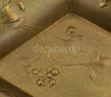 WMF art nouveau alpakka kínáló. Billenthető fogóval, lemezbe domborított növényi ornamentikával és d...