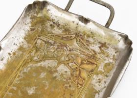 Albert Köhler & Co. art nouveau kétfüles kínálótál. Ezüstözött alpakka, fodros peremű kínálómező...