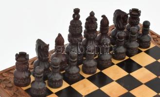 Faragott fa sakk szett. Kopással, tábla 31x31 cm, bábuk m: 9,5 cm alatt, teljes