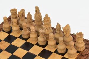 Faragott fa sakk szett. Kopással, tábla 31x31 cm, bábuk m: 9,5 cm alatt, teljes