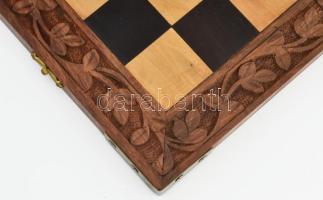 Faragott fa sakk szett. Kopással, tábla 31x31 cm, bábuk m: 9,5 cm alatt, teljes