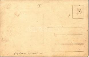 Darutollas tisztek ünneplés közben egy étterem kertjében. photo (fl)