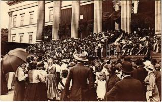 Budapest VIII. Kossuth Ferenc ravatala a Nemzeti Múzeum lépcsőin 1914 május 27-én. photo