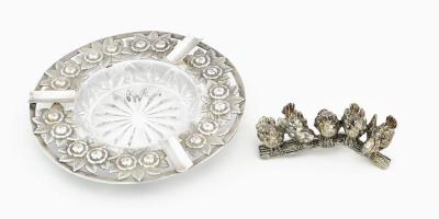 2 db tárgy: Rózsa mintás fém segélyű kristály tálka, d: 19 cs + veszekedő madarak ezüstözött fém figura, osztrák iparművész alkotása 12 cm