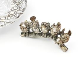 2 db tárgy: Rózsa mintás fém segélyű kristály tálka, d: 19 cs + veszekedő madarak ezüstözött fém fig...