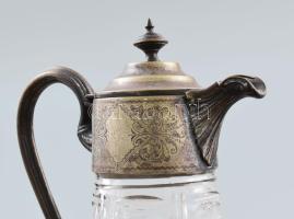 Art nouveau karaffa kiöntő, lapokra fazettált alaptesten szecessziós korongozott mintákkal díszített...