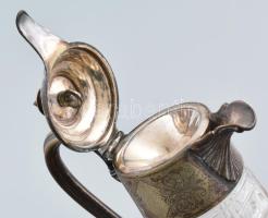 Art nouveau karaffa kiöntő, lapokra fazettált alaptesten szecessziós korongozott mintákkal díszített...