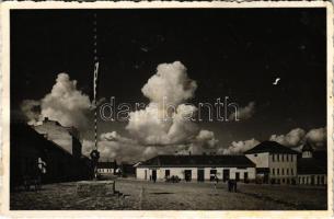 1943 Szilágycseh, Cehu Silvaniei; Fő tér, országzászló, Spitzer Márton, Spitzer Chaim, Róth és Pollák és Nagy Ödön üzlete, autó / main square, Hungarian flag, shops, automobile (fl)