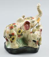 Elefántcsalád. Részben kézzel festett, minimális kopással, m: 28,5 cm