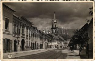 Beszterce, Bistritz, Bistrita; templom, Evangélikus templom, B. Friedmann, vegyeskereskedés, Elida, Schicht és Schmoll reklámok a kirakatban / Lutheran church, street, shops (EK)