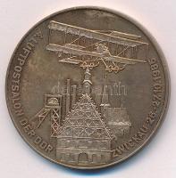 NDK 1985. Az NDK 4. légiposta találkozója / Az NDK kulturális egyesületének Filatéliai Egyesülete Cu emlékérem (40mm) T:AU ujjlenyomat, patina GDR 1985. 4. Luftpostsalon der DDR / Philatelistenverband im kulturbund der DDR Cu commemorative medallion (40mm) C:AU fingerprints, patina