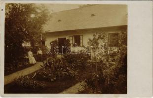 Magyarderzse, Darja; ház udvarán / house yard. photo (EK)