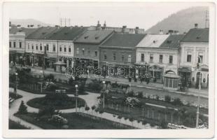 1940 Máramarossziget, Sighetu Marmatiei; Központi szálloda, Stein, Nicolae Jakobovits, Guttmann üzlete, gyógyszertár / Hotel Central, shops, pharmacy. photo + &quot;1940 Máramarossziget visszatért&quot; So. Stpl. (EK)