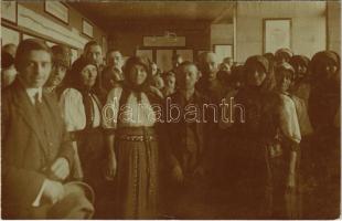 1913 Kolozsvár, Cluj; Egyetemi könyvtár, kiállítás látogatói / university library, visitors at the exhibition. photo