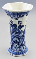 Delft kézzel festett porcelán váza, jelzés nélkül, mázrepedéssel, m: 23 cm